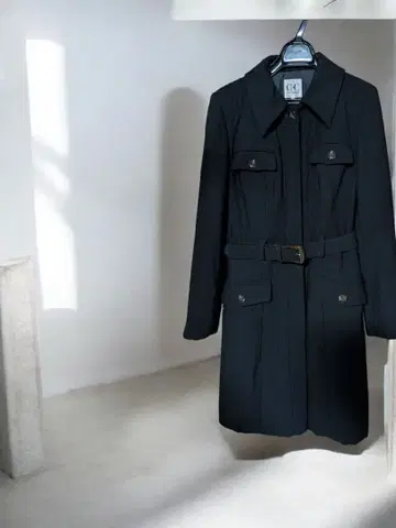 COUP DE CHANCE 블랙 어깨 패드 있음 롱 코트 (월드)