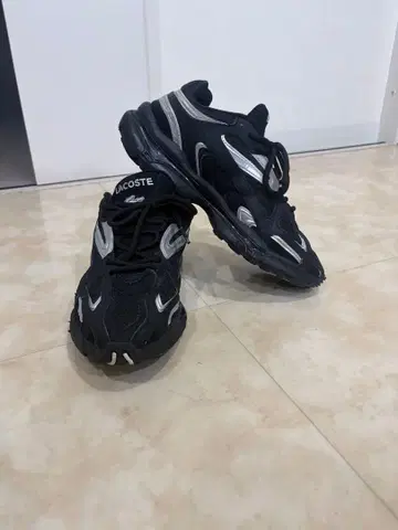 LACOSTE 블랙 실버 스니커즈