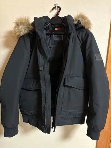 타미 힐피거 후드 부착 다운 자켓 블랙