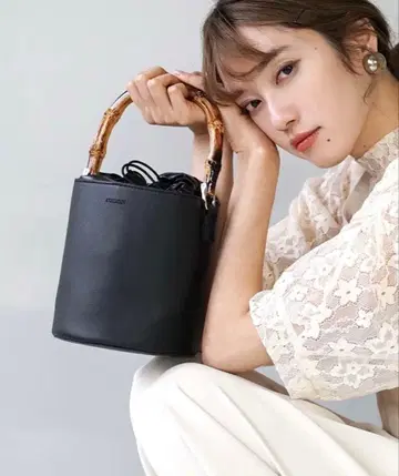 뱀부 핸들 버킷형 숄더백 블랙