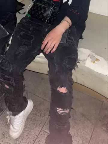 데미지 가공 블랙 데님 팬츠