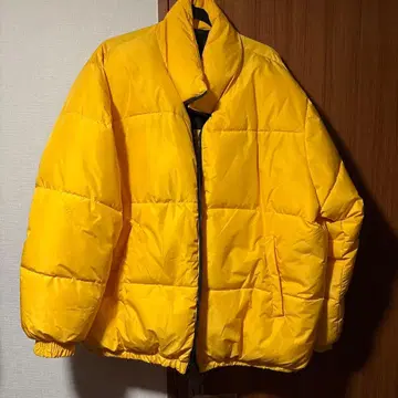 다운 자켓 블랙과 옐로우 컬러의 배색 리버서블