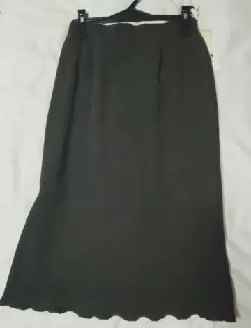 브라운 밑단 프릴 디자인 플레어 스커트