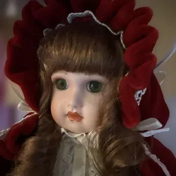 마리스 니콜 빨간 망토 인형 포세린