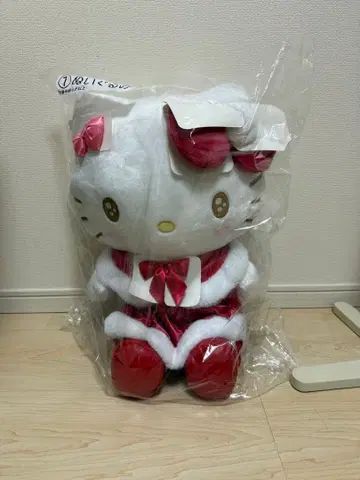 헬로키티 산타 코스튬 봉제 인형 1
