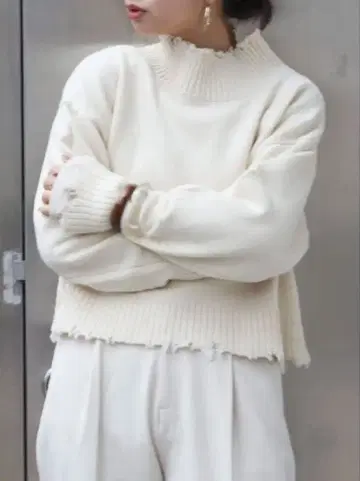 ungrid 아이보리 데미지 숏 하이넥 니트