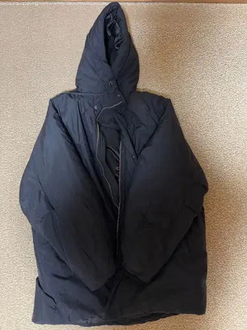블랙 후드 부착 다운 자켓