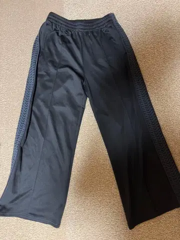 블랙 와이드 팬츠 사이드 뜨개질 디자인