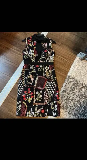 자수 장식 슬리브리스 무릎 기장 원피스