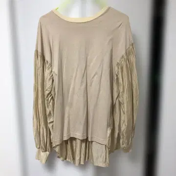 베이지 프릴 소매 긴팔 티셔츠