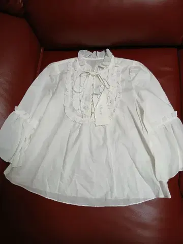 로이스크레용 프릴 블라우스