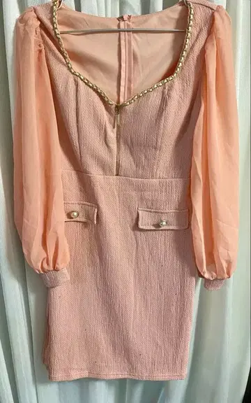 핑크 비즈 장식 벌룬 슬리브 드레스