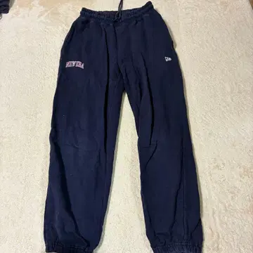 New Era 네이비 스웨트 팬츠