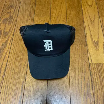 DELUXE 블랙 메쉬 캡 D자수