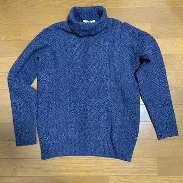 네이비 터틀넥 니트 스웨터