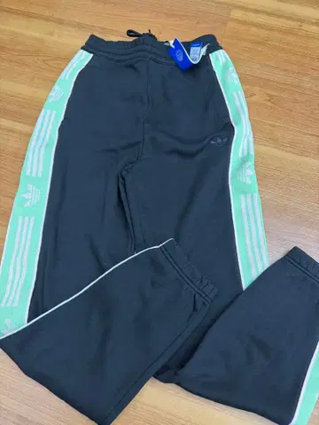 adidas 택 포함 미사용 새상품 블랙 스웨트 팬츠 S