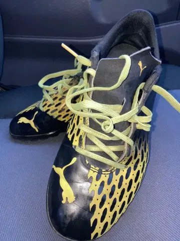 Puma 축구화 블랙과 옐로우 그린