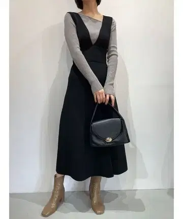 스타일이 좋아 보이는 블랙 V넥 슬리브리스 니트 원피스