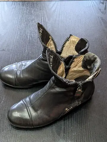 Hitch Hiker 블랙 가죽 숏부츠