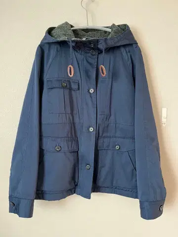 BEAMS 네이비 후드 부착 마운틴 후드티