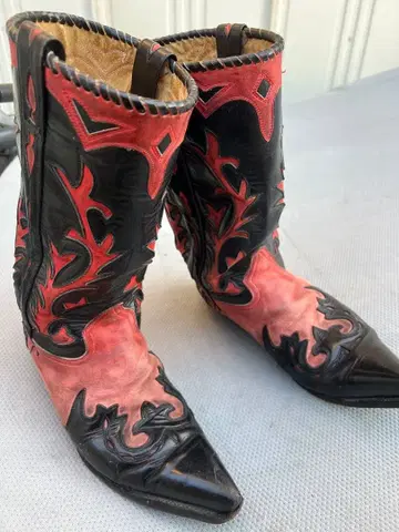 블랙과 빨간색 웨스턴 부츠