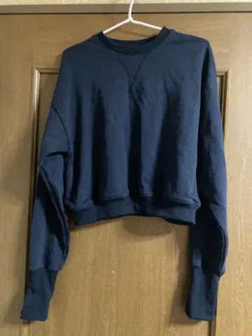 BIBIY. 네이비 크롭 맨투맨 F