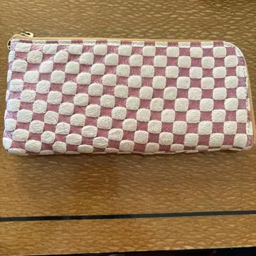 체크 무늬 장지갑 핑크와 화이트