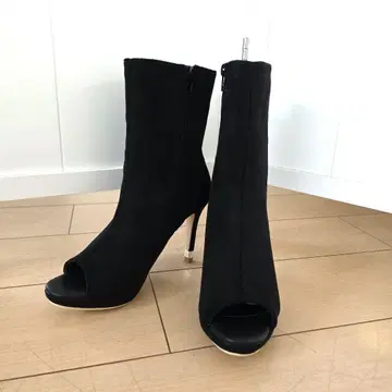 블랙 오픈토 부티 립 서비스