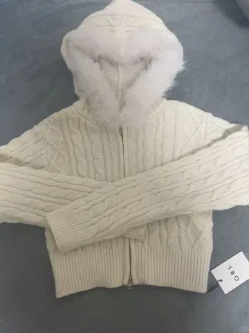 아이보리 케이블 짜임 후드 부착 니트