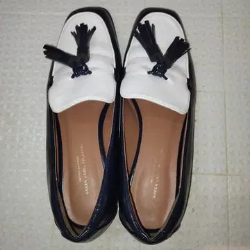 태슬 장식 가죽 로퍼 화이트 네이비