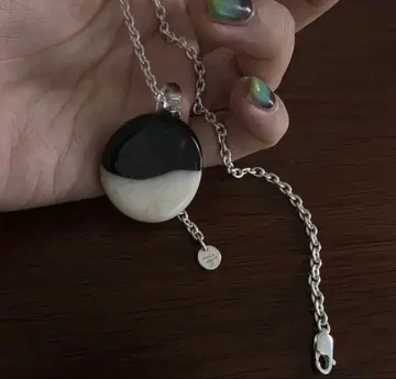 유리카 아쿠츠 허그 목걸이