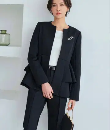 미사용 노카라 프릴 페플럼 슬림 팬츠 수트 블랙 L