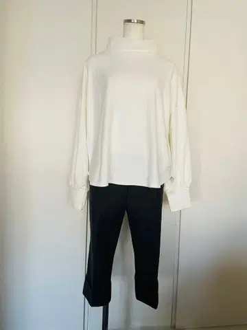 화이트 하이넥 니트 벌룬 소매 N9286