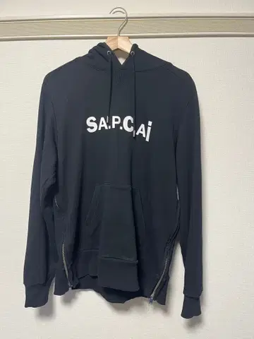 [ 한정판 콜라보 ] 사카이 x 아페쎄 센터 프린트 로고 후드티
