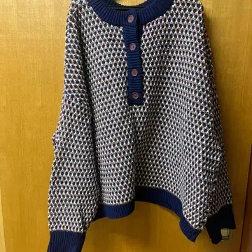 네이비와 브라운 체크 무늬 니트