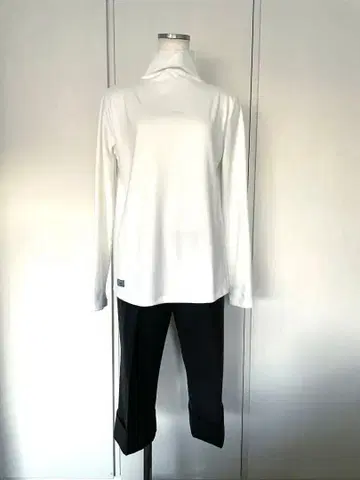 ayane 화이트 터틀넥 긴팔 상의