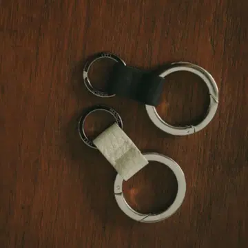 ITTI MANOF 키링 블랙