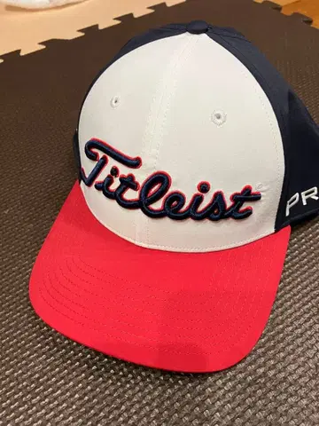 새상품급 Titleist 캡 화이트/네이비/레드