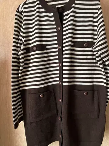 스트라이프 버튼 가디건