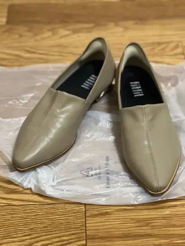 포인티드 핸즈프리 플랫슈즈 (라이트 베이지)