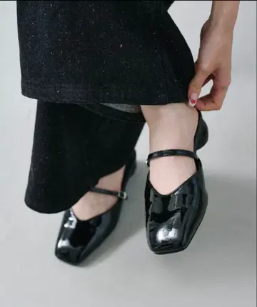 카스타네 포멀 대응 라운드 힐 스트랩 펌프스