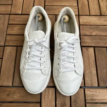 Clarks 화이트 가죽 스니커즈