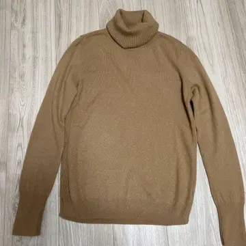 유니클로 캐시미어 100% 터틀넥 스웨터 베이지 사이즈 L