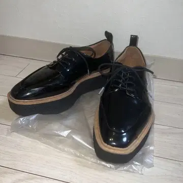 미사용급 새상품급 ZARATRAFALUC 블랙 패턴트 레더 레이스업 슈즈