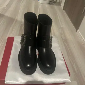 로제 비비 블랙 버클 숏부츠