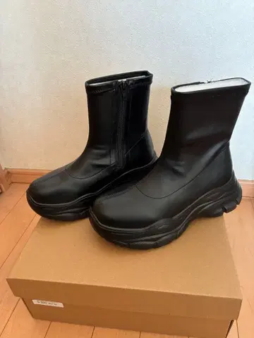 사이드 지퍼 통굽 부츠