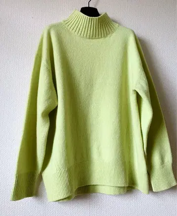 EMMACULATE 캐시미어 혼방 라임 그린 터틀넥 스웨터