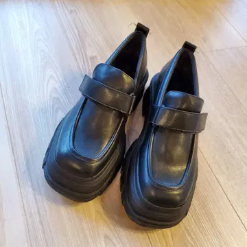 ZARA 통굽 블랙 로퍼 스트랩