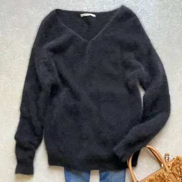 우브라쥬 클래스 라쿤 100% 포근한 V넥 니트 블랙