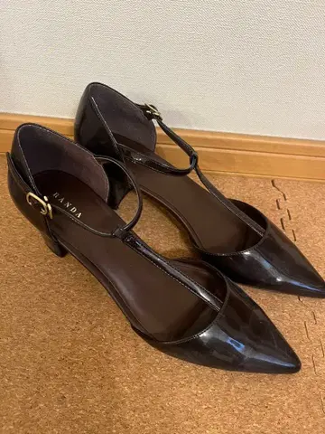 RANDA 란다 에나멜 스트랩 펌프스 24.5cm